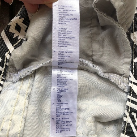 Forever 21 Premium Denim Black & White w/Red Embroidery on Aztec Design Size 26 - Picture 8 of 8